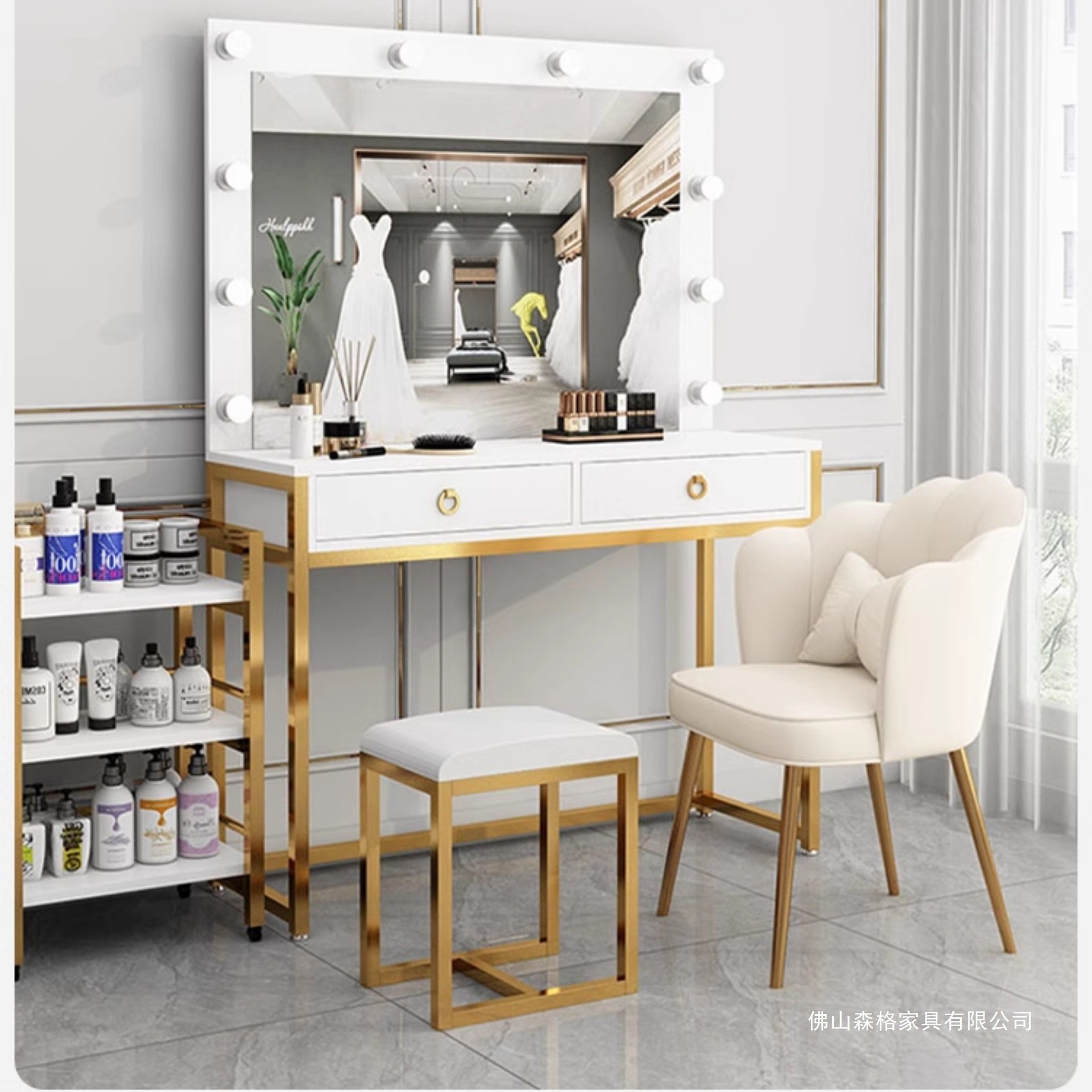 Toaletka studyjna z lustrem i  – Beauty Makeup School recenzja i cena